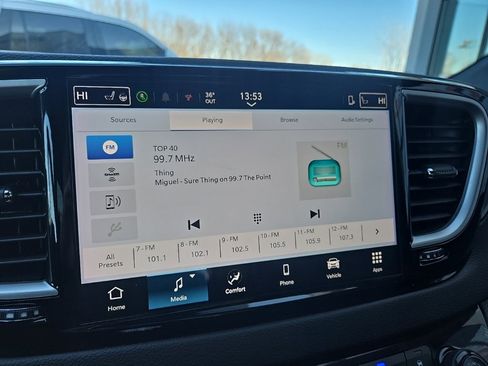 Used 2025 Chrysler Pacifica Select image 47