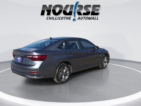 Used 2024 Volkswagen Jetta SE FWD image 8