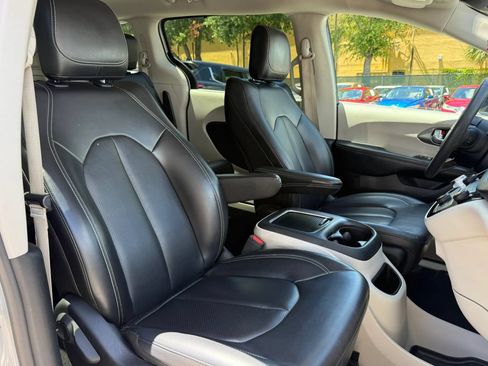 Used 2023 Chrysler Pacifica Touring-L FWD image 14