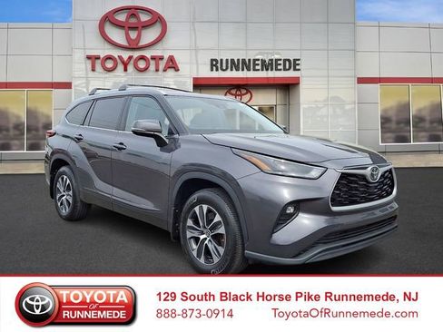 Used 2022 Toyota Highlander XLE image 1