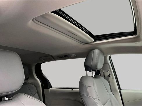 Certified 2022 Toyota Sienna XLE image 27