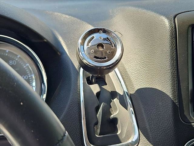 Used 2016 Chrysler Town & Country Touring FWD image 12