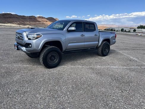 Used 2016 Toyota Tacoma TRD Sport w/ Exterior Package AWD/4WD image 4