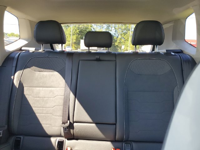 Certified 2025 Volkswagen Taos SE w/ Panoramic Sunroof Package FWD image 12