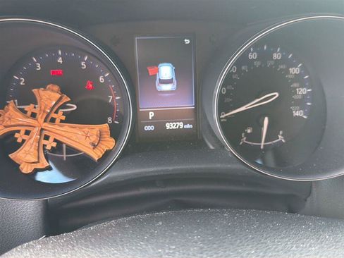 Used 2021 Toyota C-HR XLE FWD image 3