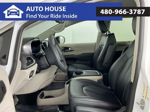 Used 2024 Chrysler Pacifica Touring-L FWD image 10