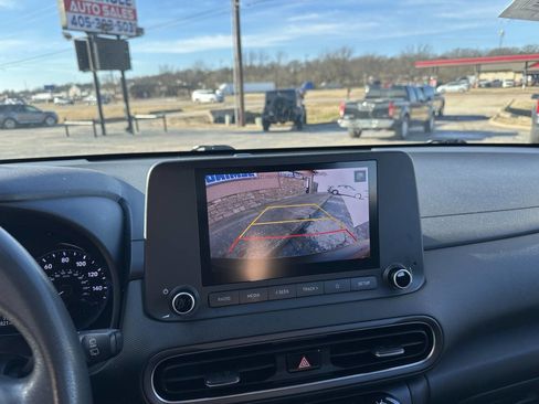 Used 2023 Hyundai Kona SE image 15