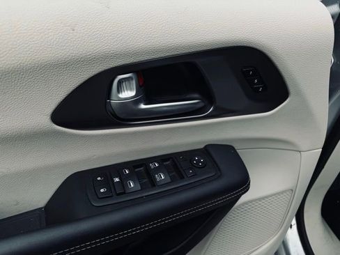 Certified 2024 Chrysler Pacifica Touring-L image 19