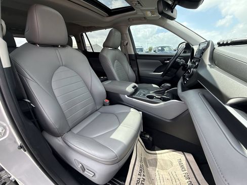 Used 2021 Toyota Highlander XLE FWD image 27