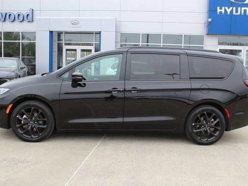 Used 2025 Chrysler Pacifica Limited image 2