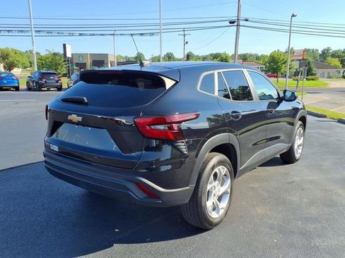 Used 2024 Chevrolet Trax LS w/ LS Convenience Package image 3
