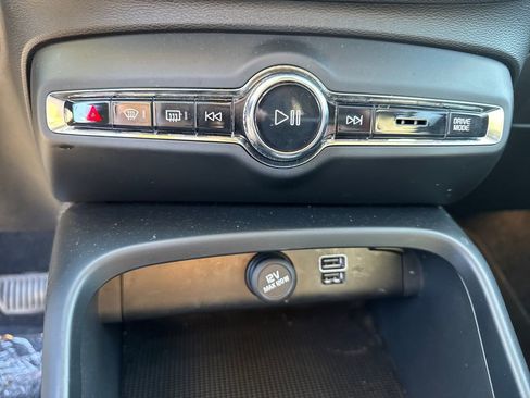 Used 2020 Volvo XC40 T5 Momentum image 15