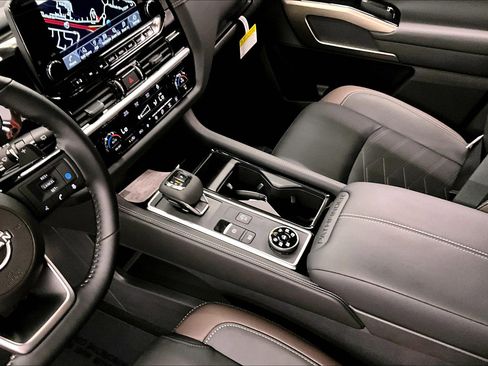 New 2025 Nissan Pathfinder Platinum w/ Lighting Package (N93) AWD/4WD image 9