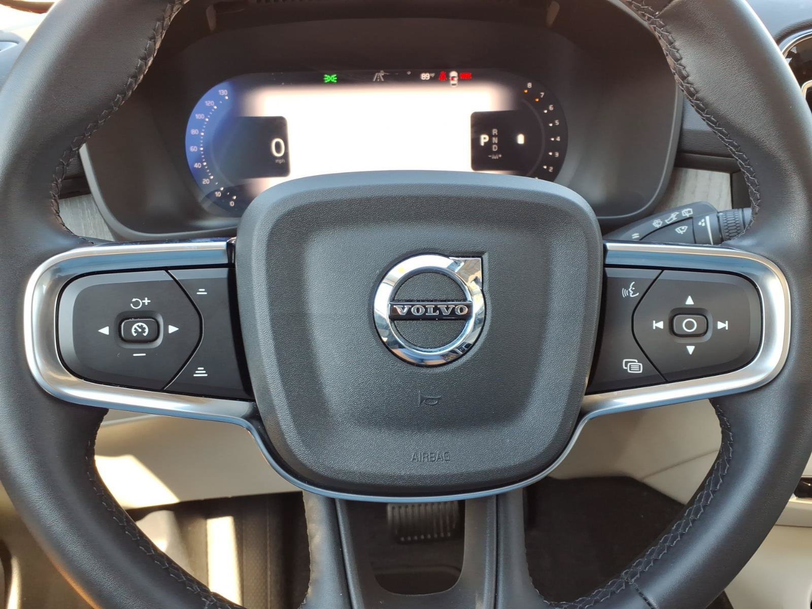Certified 2025 Volvo XC40 B5 Plus AWD/4WD image 29