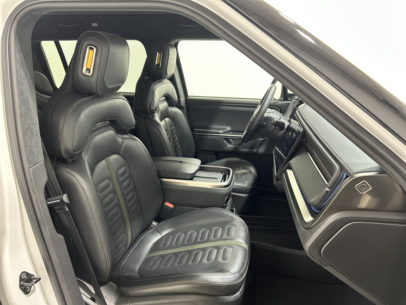 Used 2025 Rivian R1S Adventure Dual AWD/4WD image 24