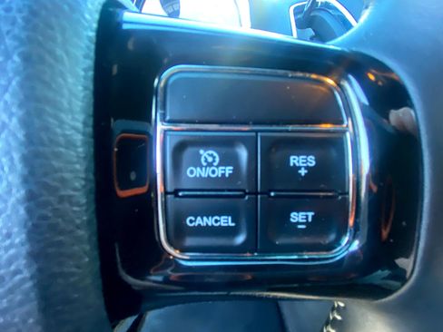 Used 2016 Dodge Grand Caravan SE image 21