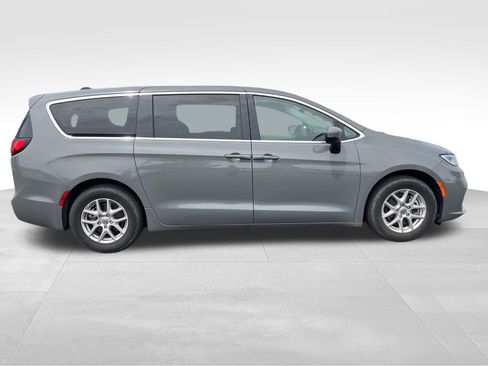 Used 2023 Chrysler Pacifica Touring-L image 4