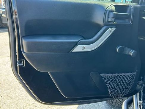 Used 2017 Jeep Wrangler Rubicon w/ Connectivity Group AWD/4WD image 15