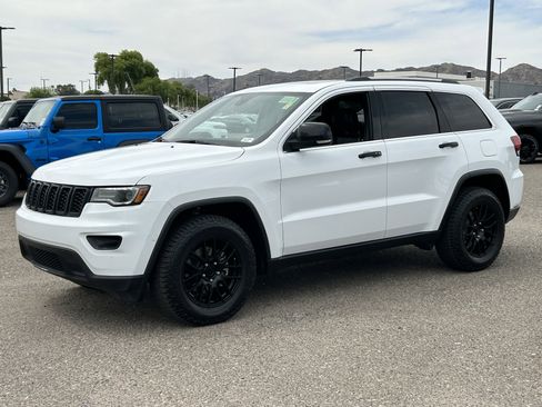 Used 2020 Jeep Grand Cherokee Limited w/ Luxury Group II image 2