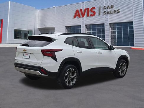 Used 2025 Chevrolet Trax LT w/ LT Convenience Package FWD image 6