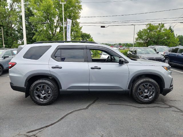 Used 2025 Honda Pilot TrailSport image 7