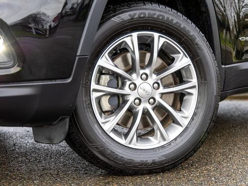 Used 2019 Jeep Cherokee Latitude Plus AWD/4WD image 7