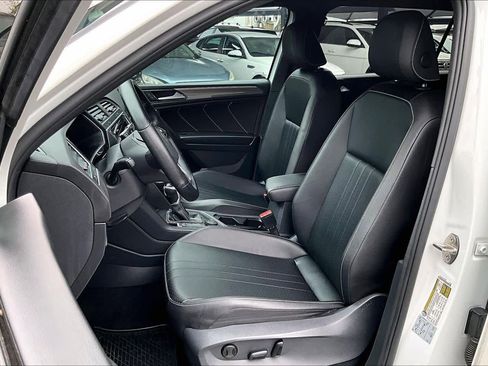 Used 2022 Volkswagen Tiguan SE R-Line image 9