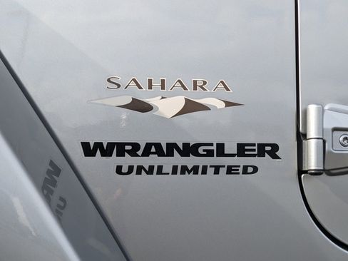 Used 2017 Jeep Wrangler Unlimited Sahara w/ Connectivity Group image 18