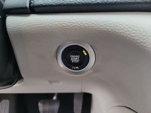 Used 2023 Chrysler Pacifica Limited FWD image 26