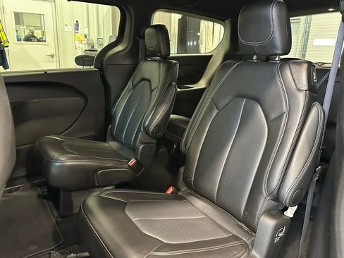 Used 2025 Chrysler Pacifica Select image 24