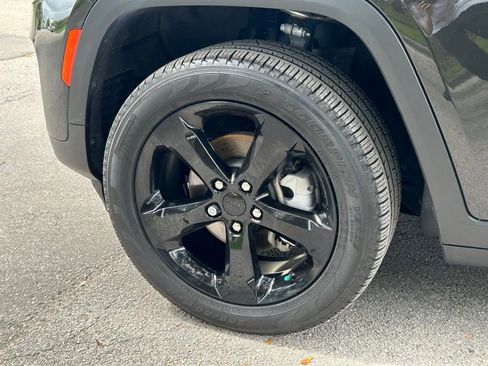 Used 2024 Jeep Grand Cherokee Limited w/ Black Appearance Package image 29