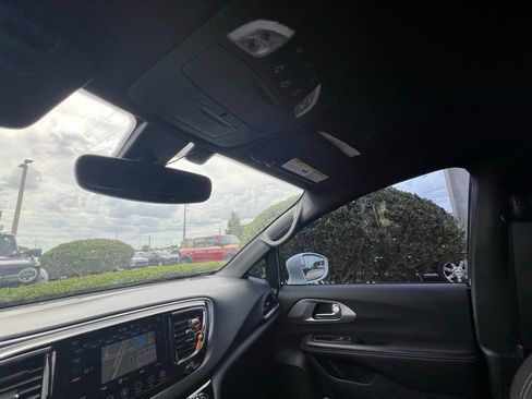 Used 2019 Chrysler Pacifica Touring Plus w/ S Appearance Package FWD image 14