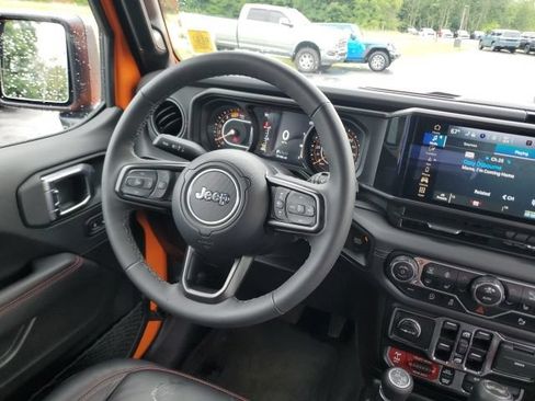 Used 2025 Jeep Wrangler Unlimited Rubicon AWD/4WD image 18