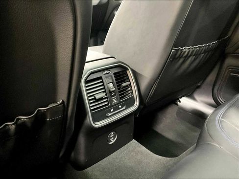 Used 2025 Porsche Macan image 25