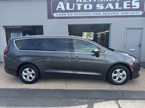 Used 2017 Chrysler Pacifica Touring Plus FWD image 2