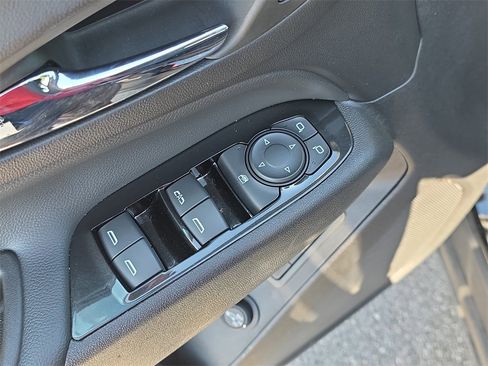 Used 2023 Chevrolet Equinox Premier image 19