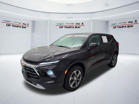 Used 2025 Chevrolet Blazer LT FWD image 2