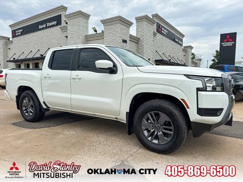 Used 2025 Nissan Frontier SV RWD image 1