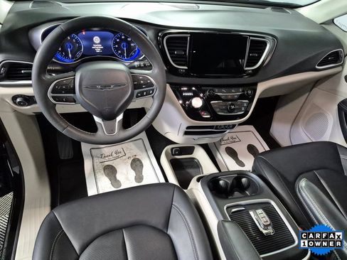 Used 2024 Chrysler Pacifica Touring-L image 10