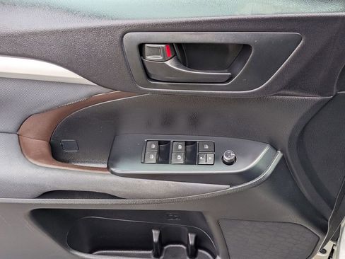 Used 2015 Toyota Highlander LE image 5