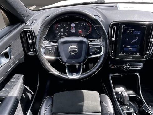 Used 2020 Volvo XC40 T4 R-Design FWD image 5