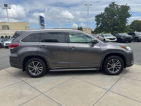 Used 2018 Toyota Highlander XLE AWD/4WD image 5