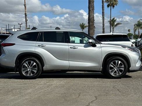 Used 2022 Toyota Highlander XLE image 3
