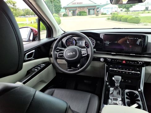 Used 2024 Kia Carnival EX FWD image 11