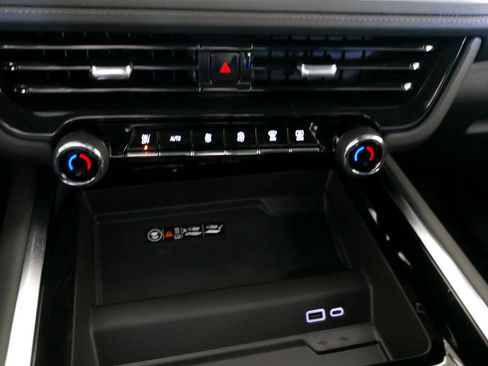 Used 2025 Chevrolet Suburban High Country image 44