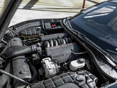 Used 2004 Chevrolet Corvette Coupe w/ Roof Package image 38