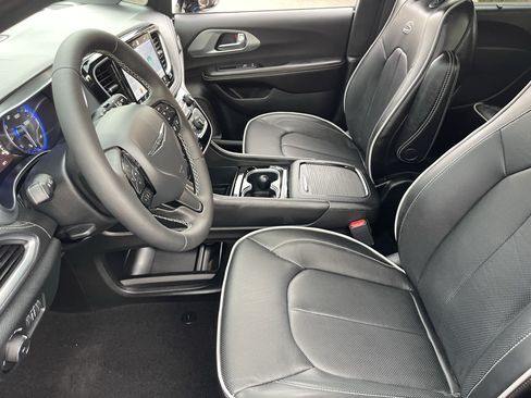 Certified 2026 Chrysler Pacifica Limited w/ S Appearance Package FWD image 19