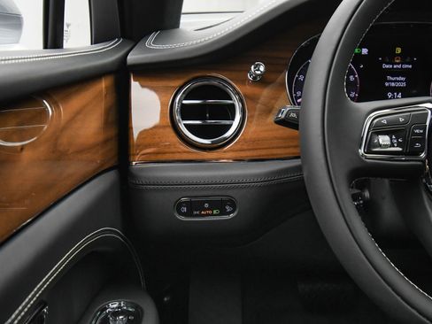 New 2025 Bentley Bentayga image 32