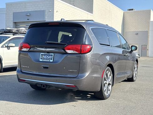Used 2017 Chrysler Pacifica Limited FWD image 3