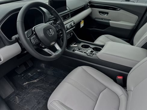 Certified 2025 Honda Pilot Touring image 9